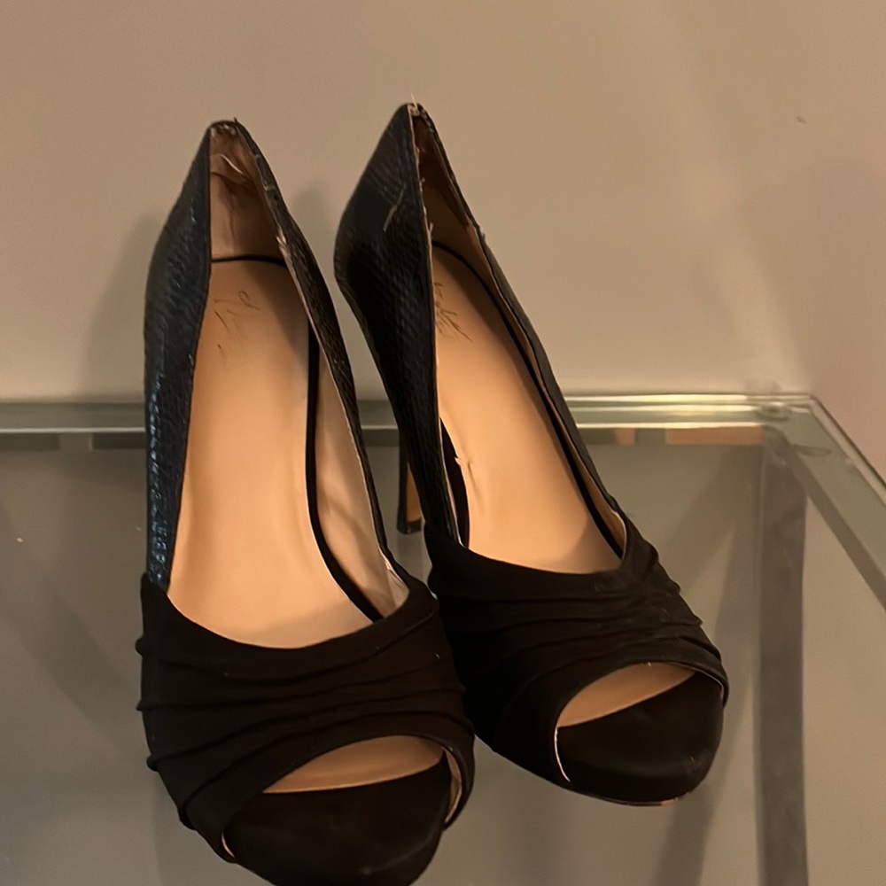 Black open toe front suede shoes.